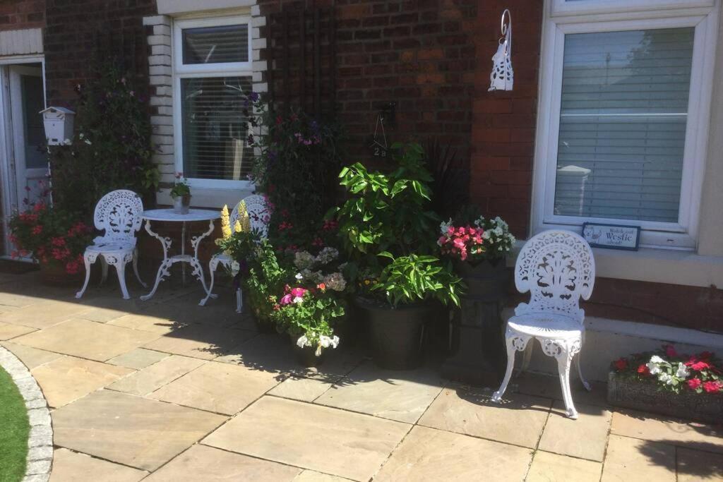 Leafy Lytham Central Lovely Ground Floor 1 Bedroom Apartment With Private Garden In Lytham Dog Friendly Lytham St Annes Exteriör bild