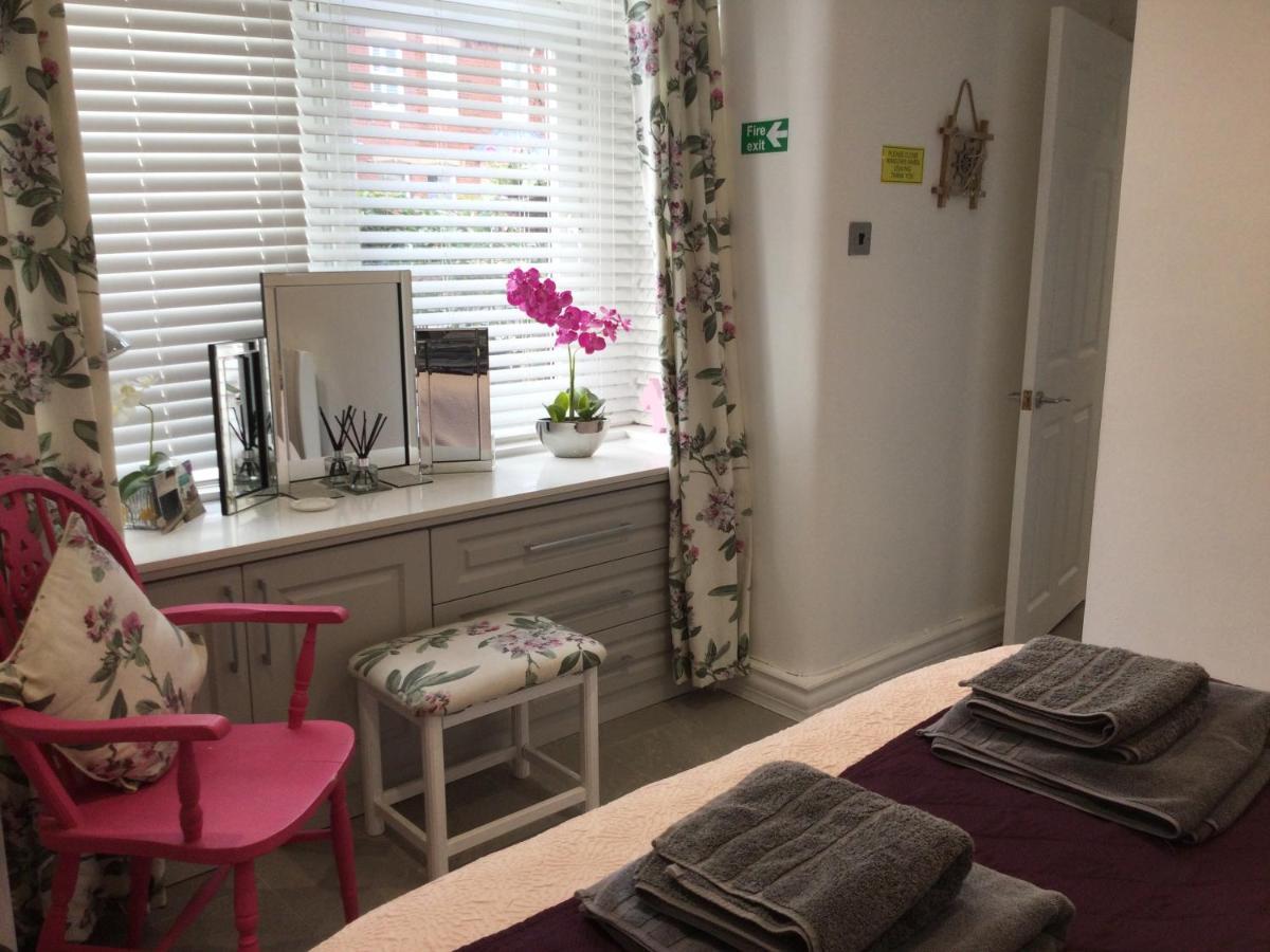 Leafy Lytham Central Lovely Ground Floor 1 Bedroom Apartment With Private Garden In Lytham Dog Friendly Lytham St Annes Exteriör bild